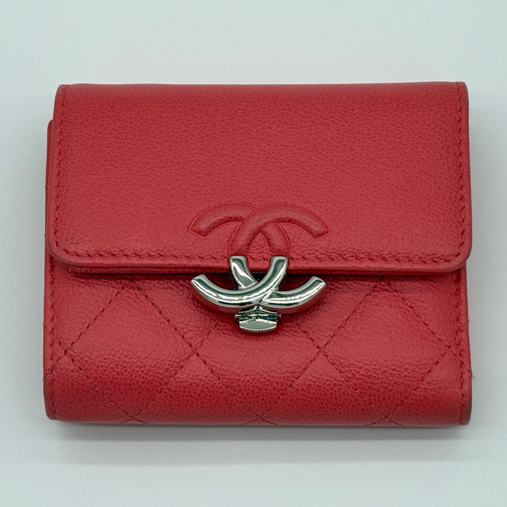 Chanel Matelassé Compact Wallet – Pink Caviar Skin